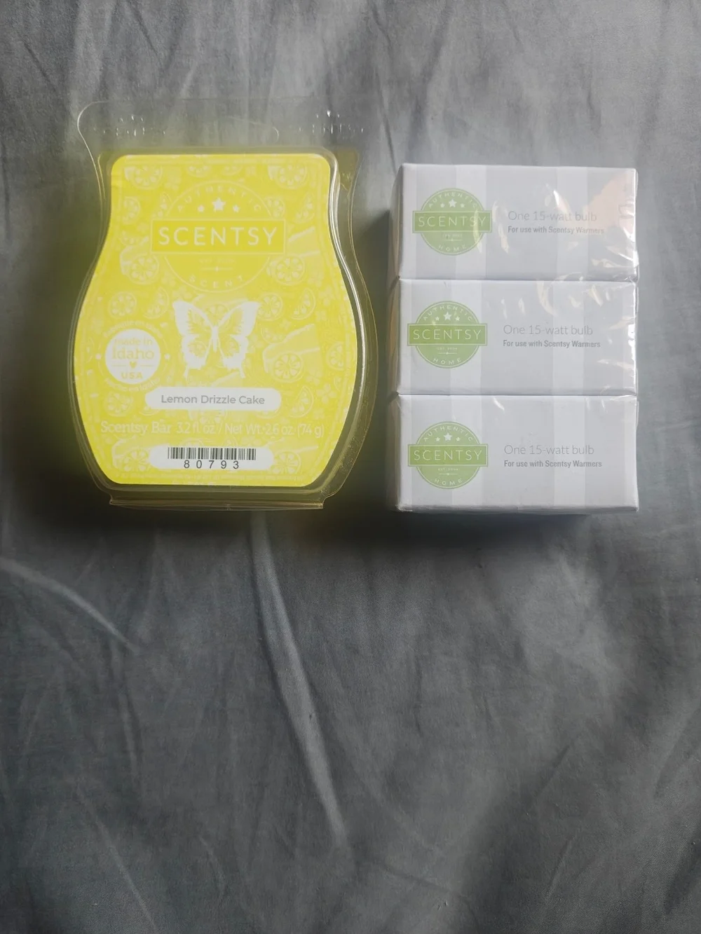 Scentsy Lemon Drizzle Cake Wax Bar - Yellow & 15-Watt Light Bulbs